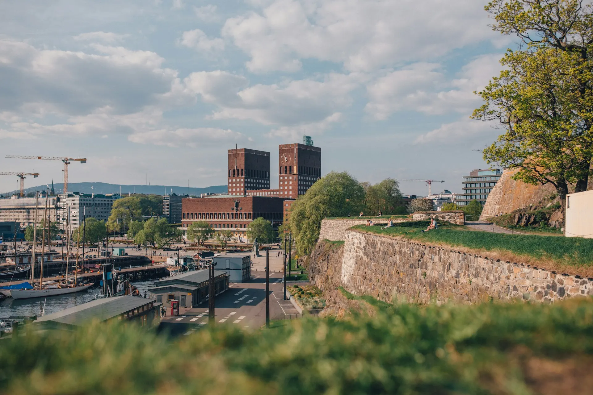 Oslo rådhus sett fra Akershus festning en solrik dag